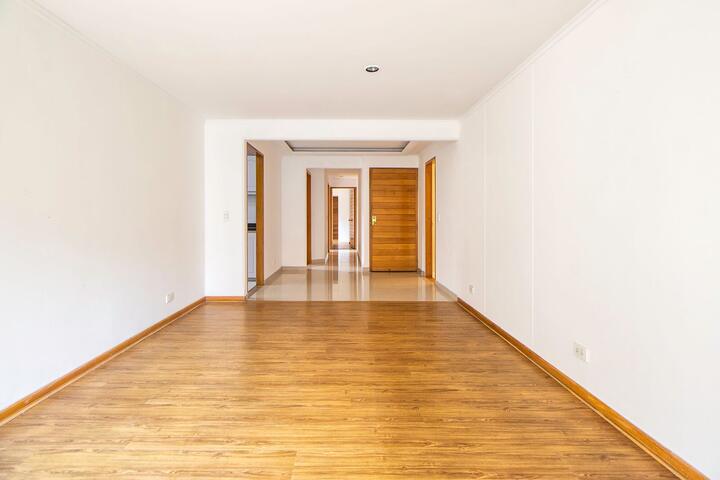 Koridor ve salonda bal rengi laminat parke